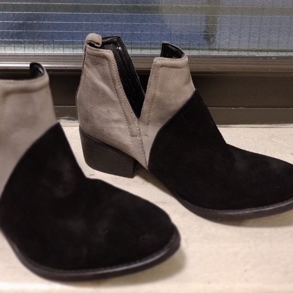 JOURNEE LEATHER COLOR BLOCK ANKLE BOOTS - Picture 5 of 5